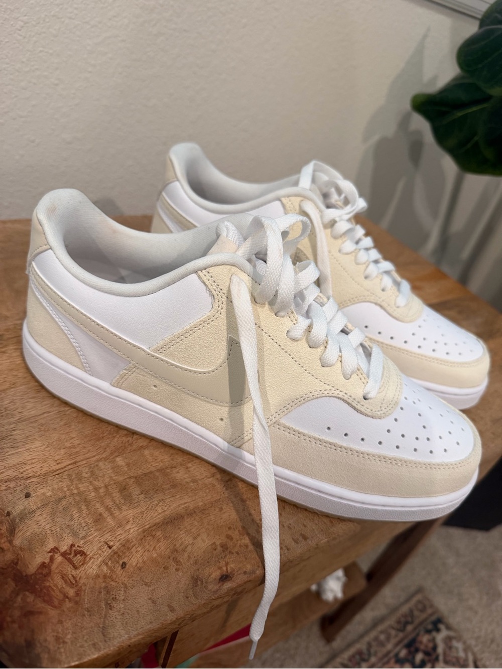 Nike Women’s Low-Top Sneakers in White and Cream new no box